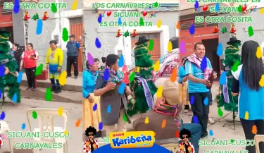 Familia peruana celebra carnavales con árbol de Navidad como yunza.